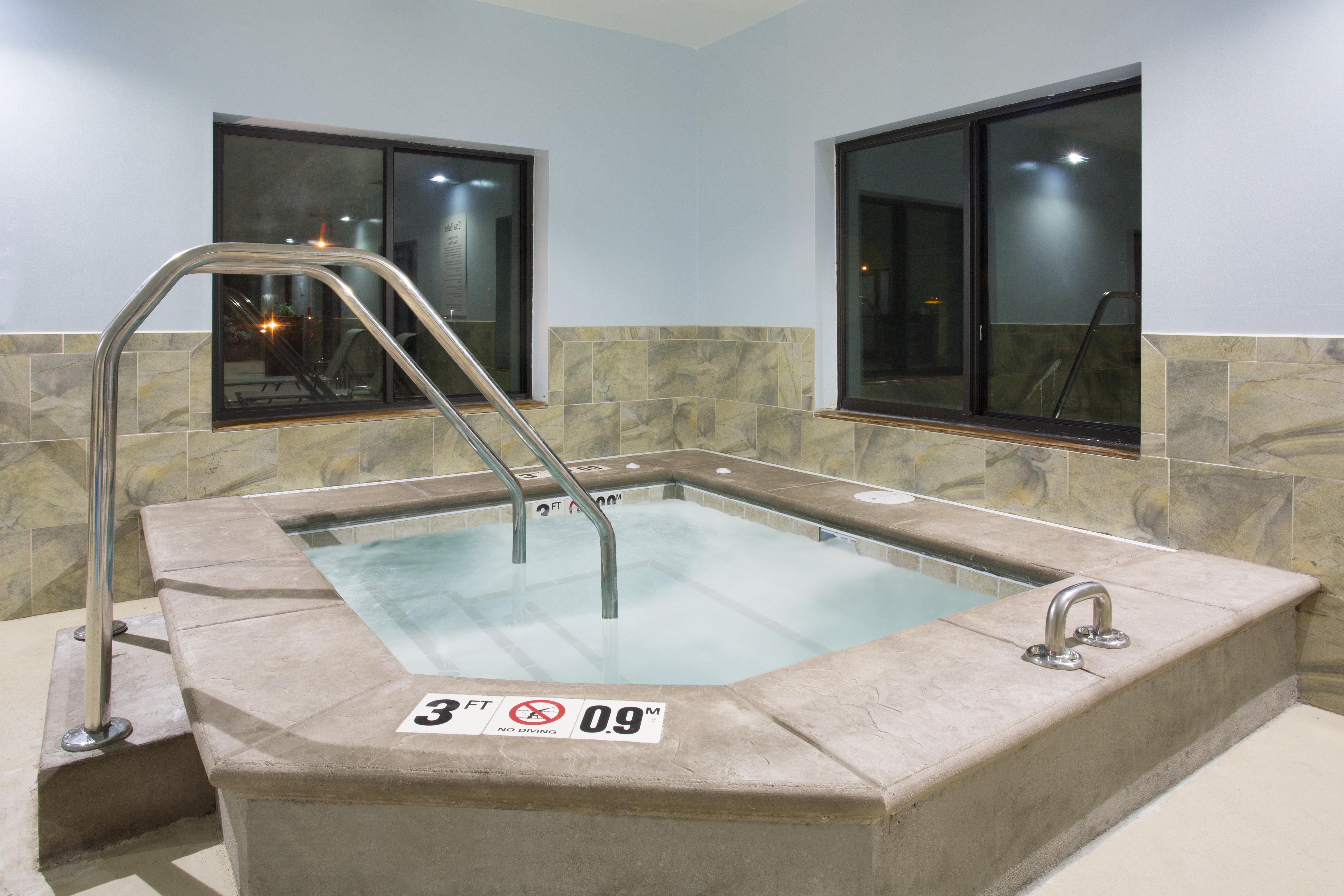 Holiday Inn Express Hotel & Suites Concordia Us 81 By Ihg Exterior foto