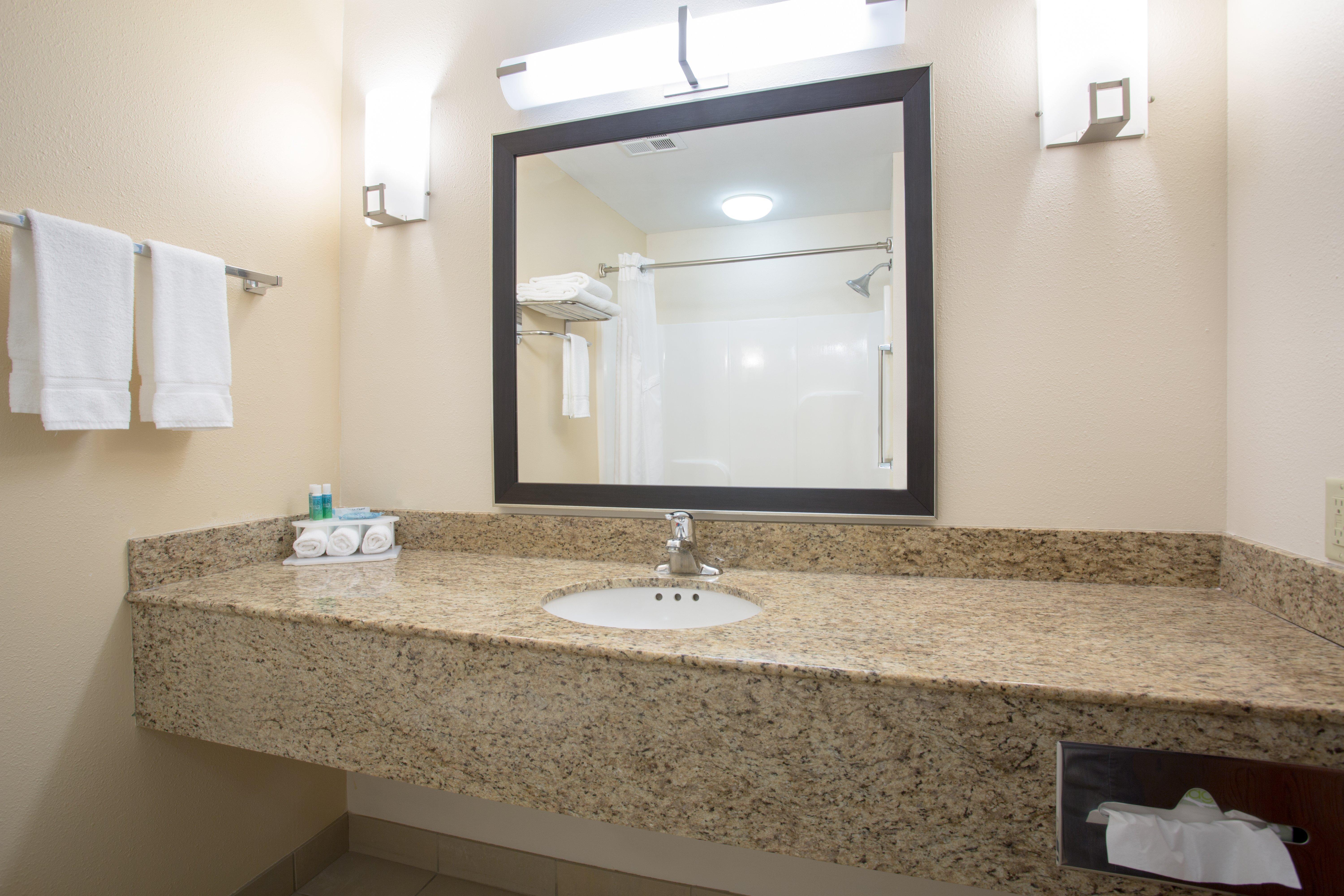 Holiday Inn Express Hotel & Suites Concordia Us 81 By Ihg Exterior foto