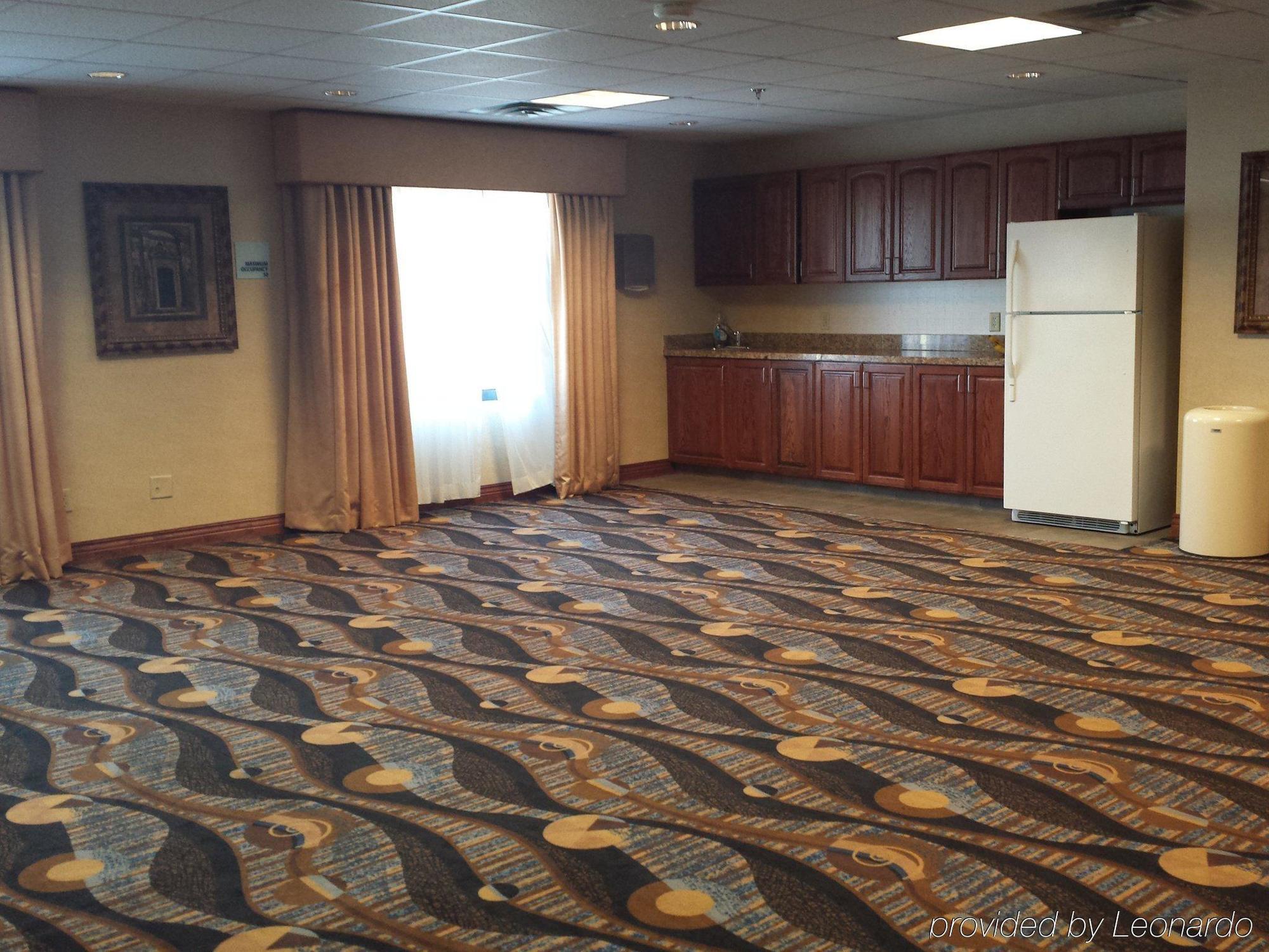 Holiday Inn Express Hotel & Suites Concordia Us 81 By Ihg Exterior foto